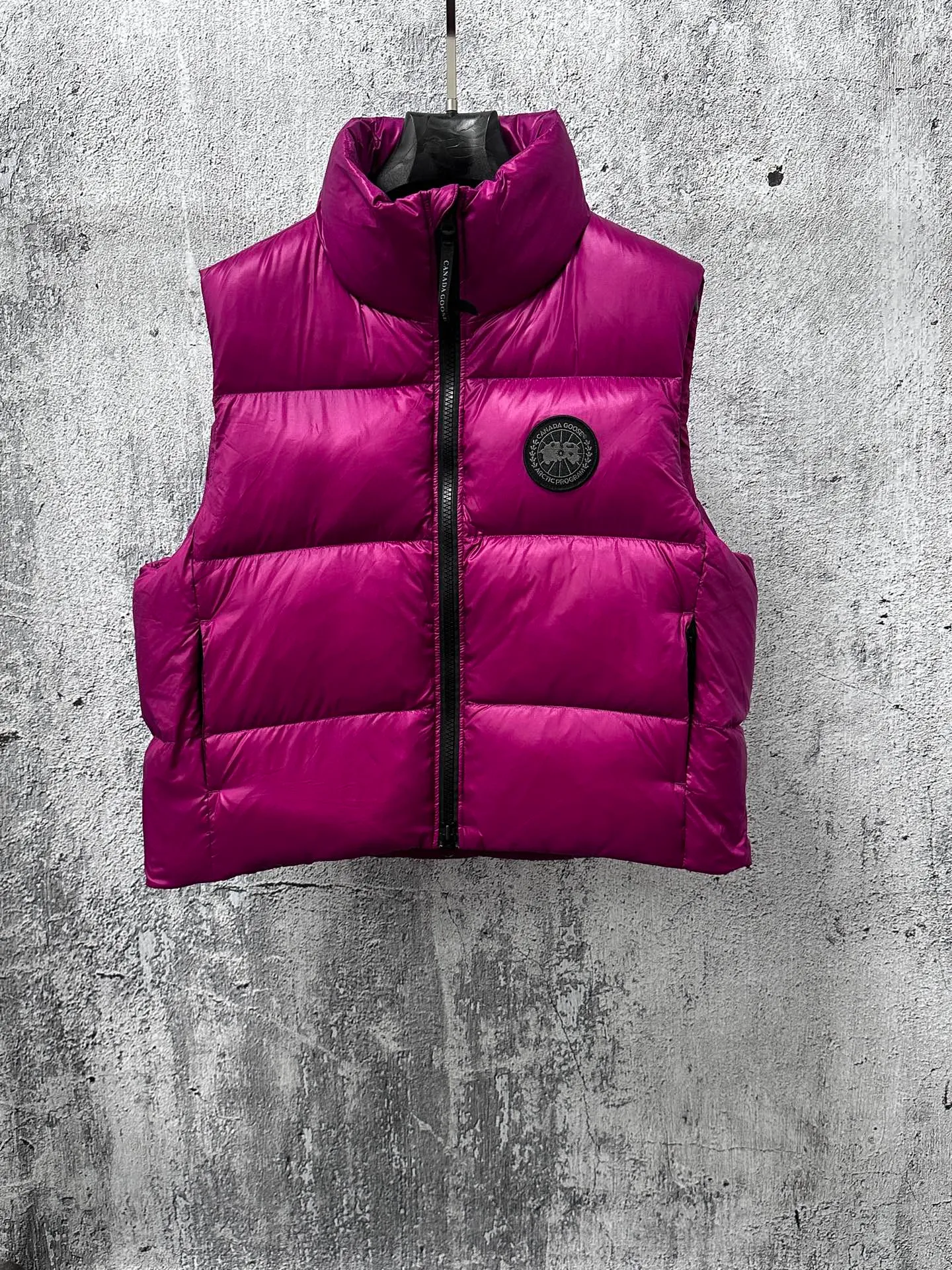 P560 [Canada Goose] Big Goose🦢Puff Down Vest has always been recognized as the warmest down jacket. Various Instagram celebrities, Internet celebrities, and celebrities often wear it for street photos. I make Canada Goose every year, but I still can't get rid of my love for it. No matter how cold the days are, there is no need to be afraid, because there is! Filled with 90% white duck down, it is the legendary warmest down jacket and is known as a must-have for Arctic outdoor sports! The most popular down jacket in the world, celebrities are rushing to buy it, it is a must-have! Size: XS-XL